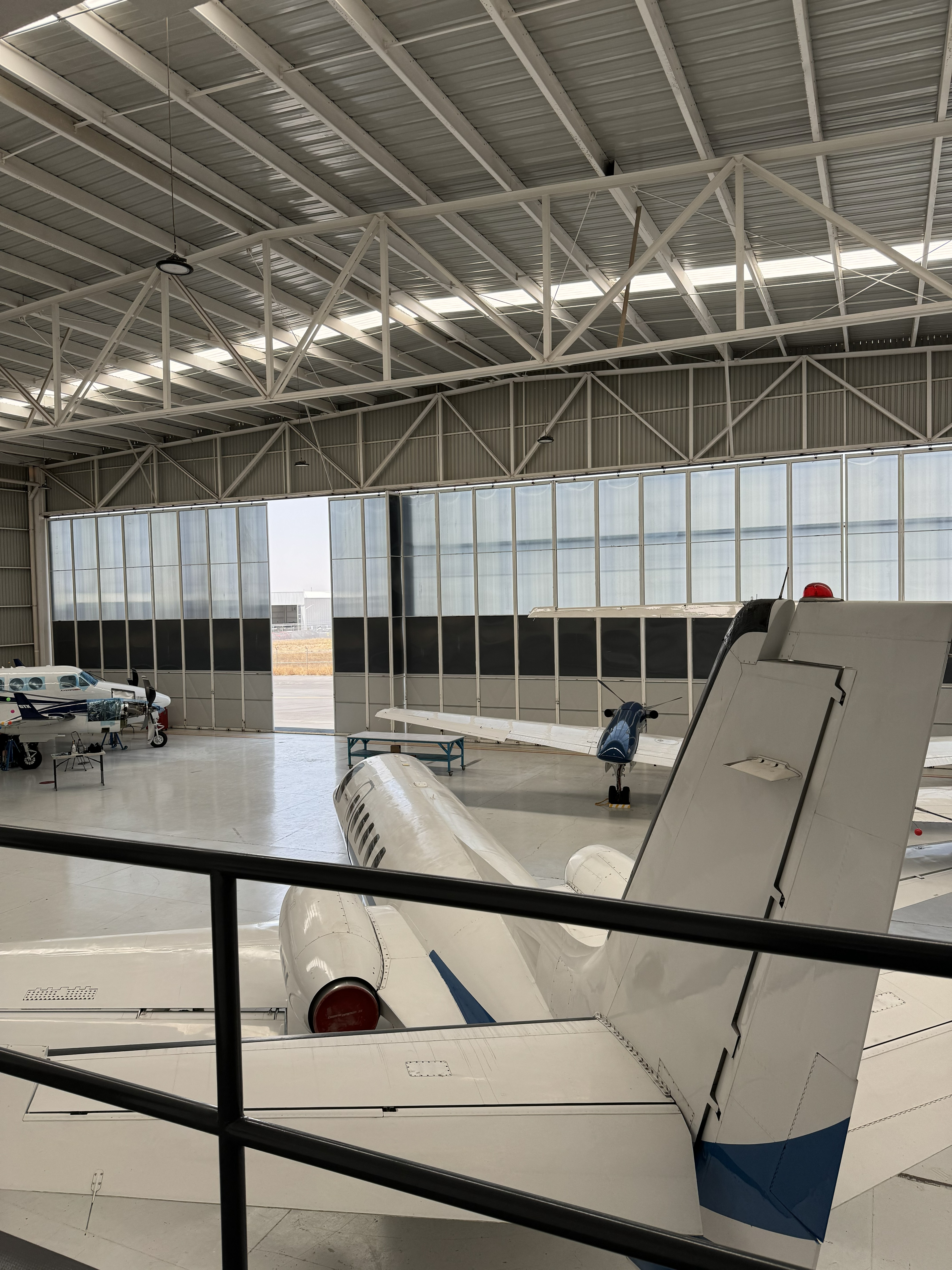 Vista general de aeronaves e instalaciones dentro del hangar