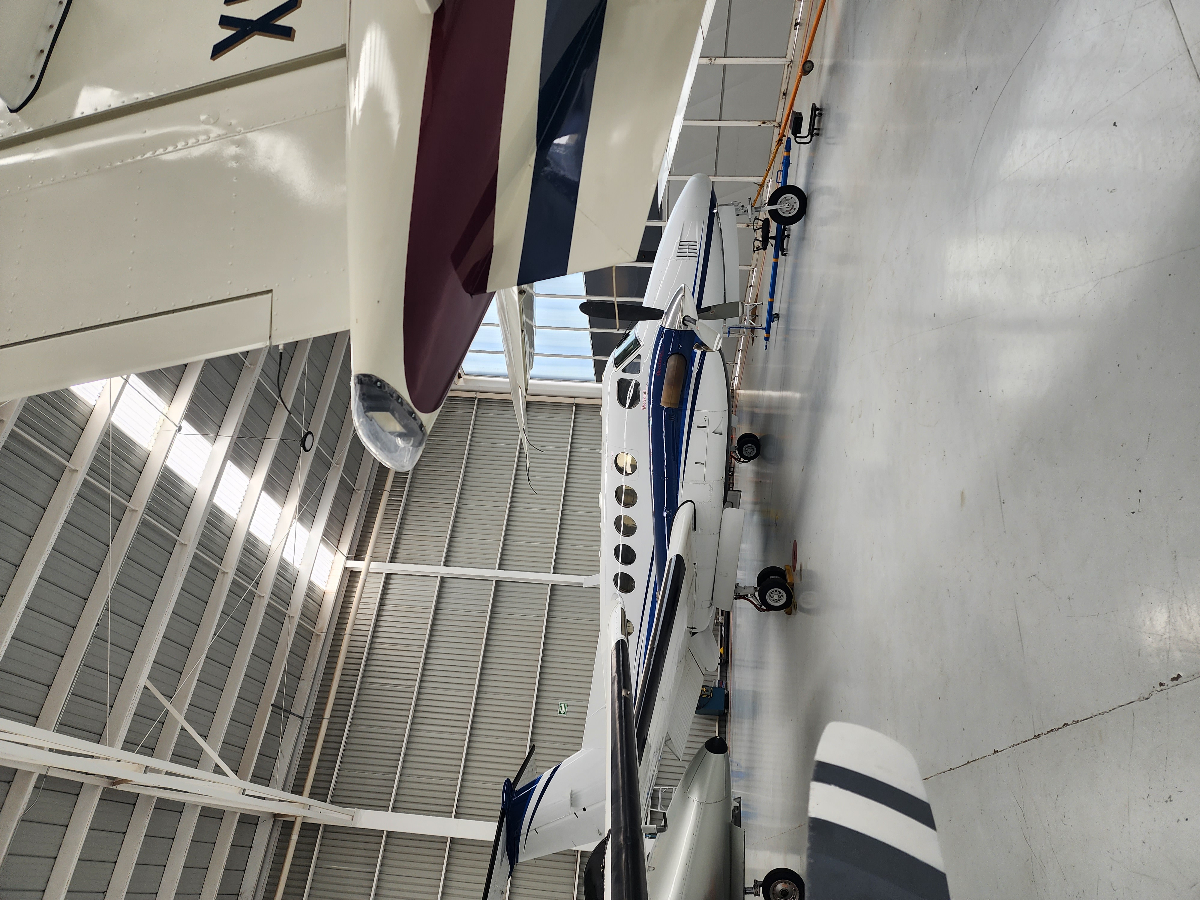 Aeronaves King Air dentro de las instalaciones de mantenimiento