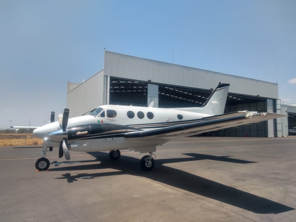 King Air frente al hangar de mantenimiento