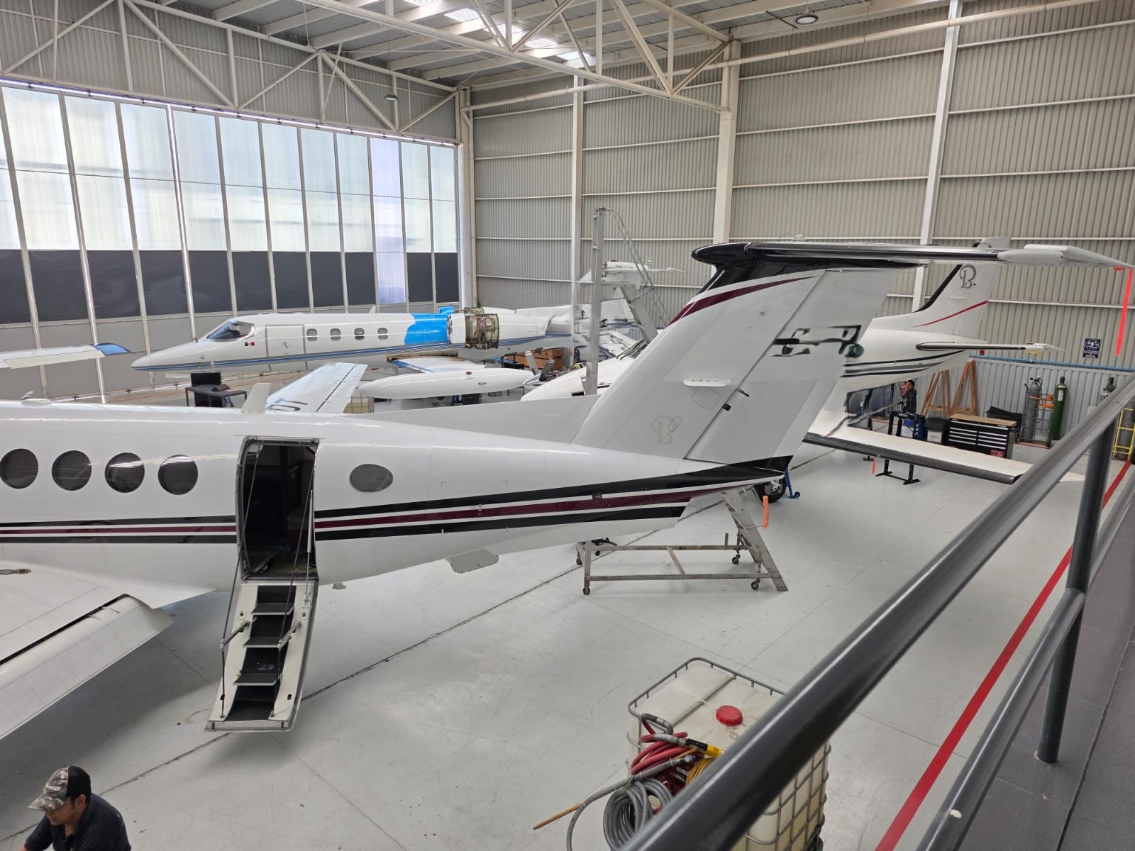 Aeronaves en mantenimiento dentro de las instalaciones de GRC