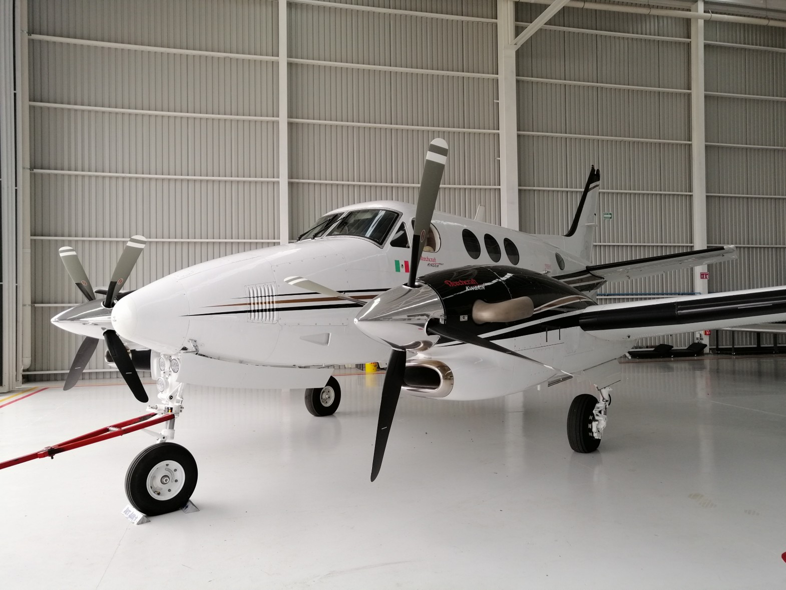 King Air dentro del hangar