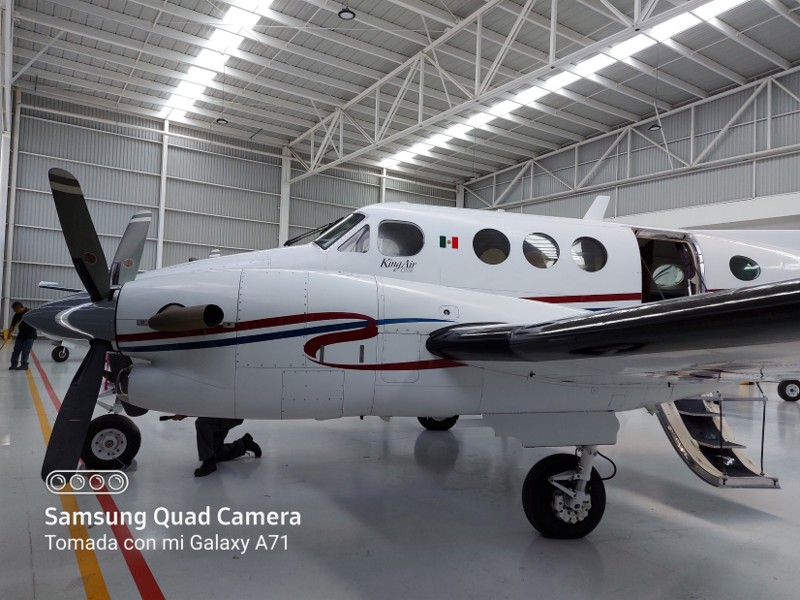 King Air durante servicio de mantenimiento